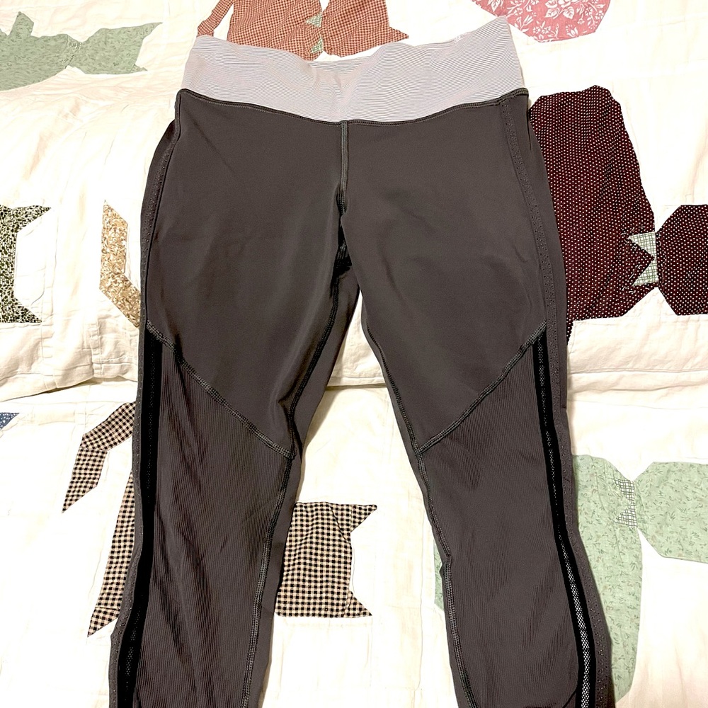 Lululemon cropped yoga pants